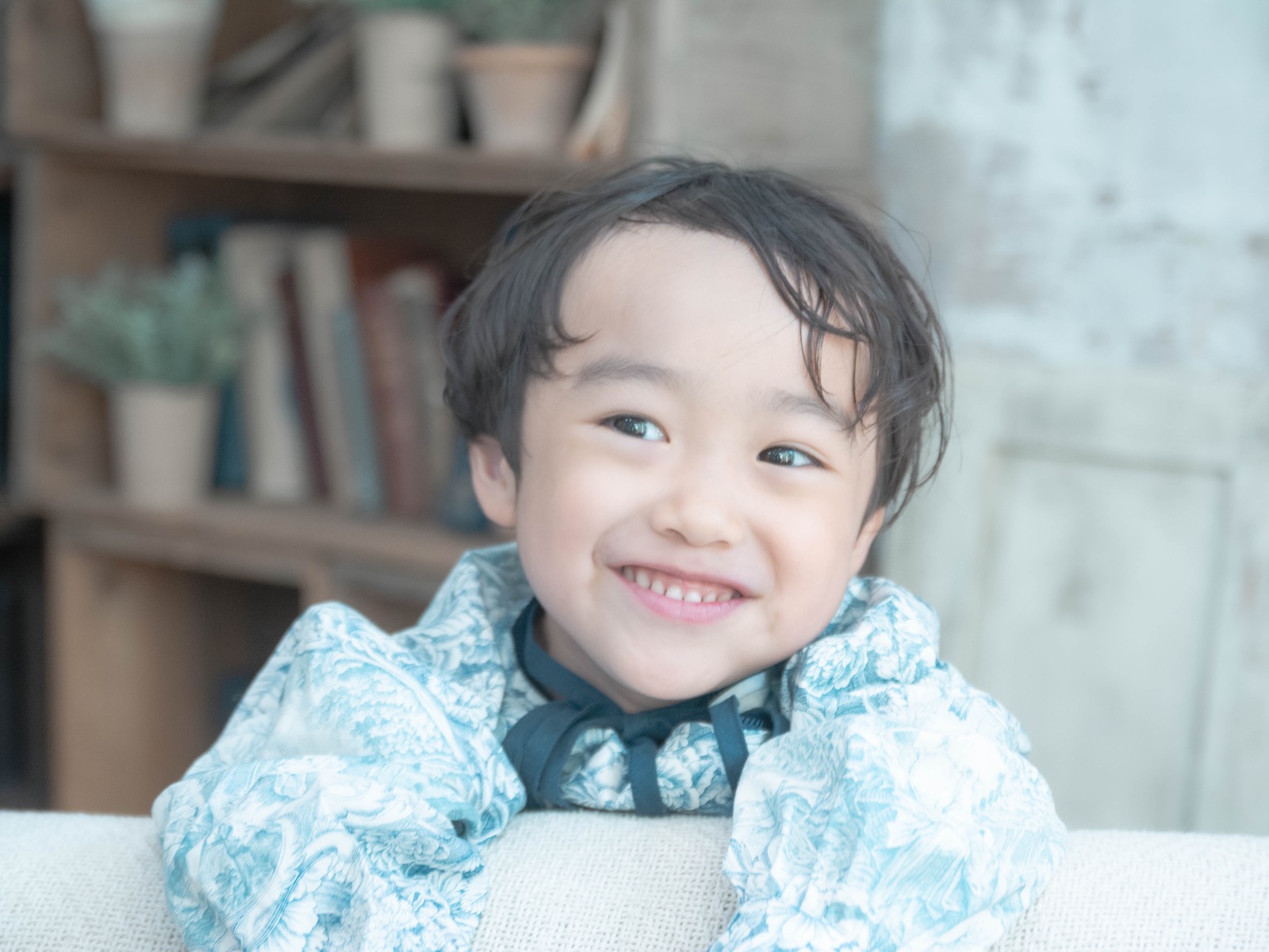 アンティークなスタジオで微笑む男の子のポートレート